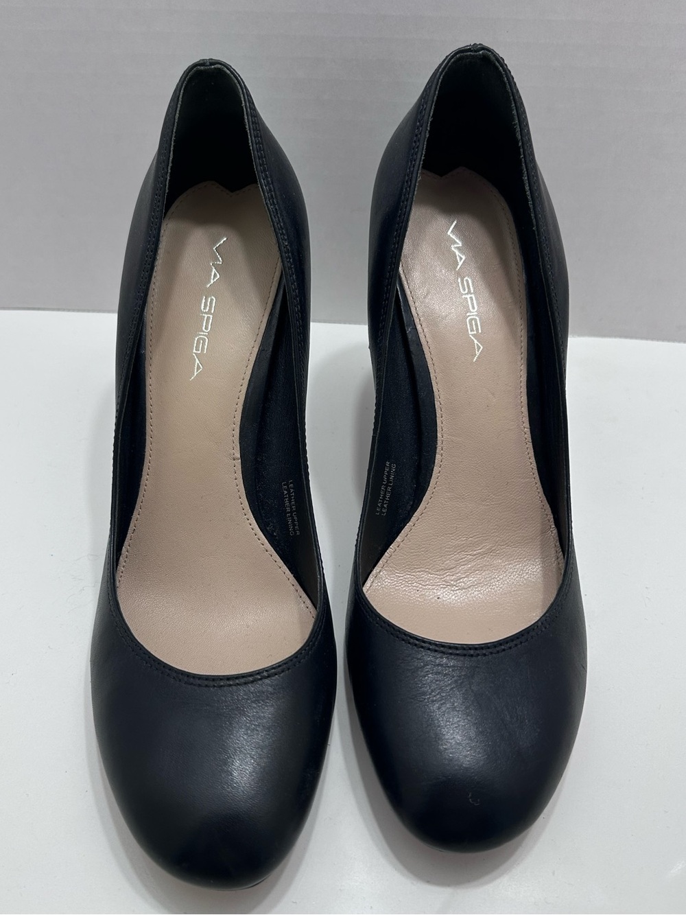 Via Spiga Black Leather Classic Round-Toe Pumps 8.5 fits like an 8!